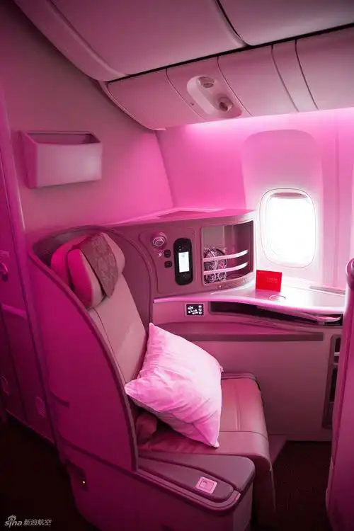 东航首架波音777-300er飞机商务舱内饰