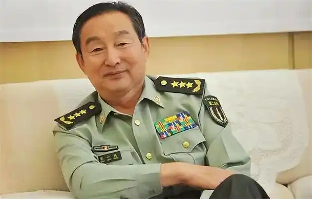 回顾彭雪枫牺牲后他独子如何迎娶谢富治女儿06年晋升上将