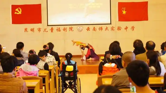 我校同学与儿童福利院儿童开展演出联欢活动双方合影校团委强浙华老师