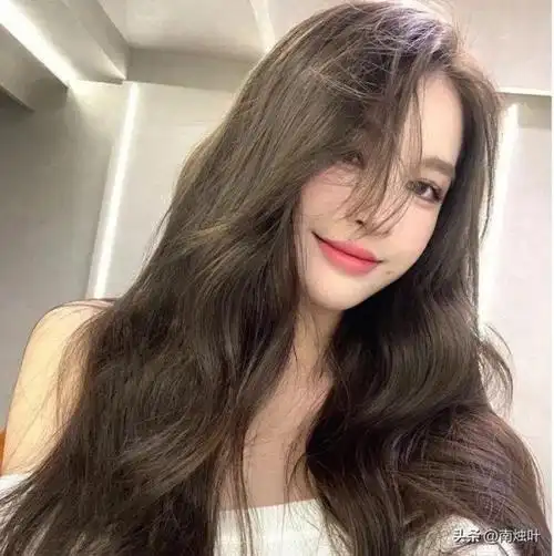 今年流行什么颜色头发图片女生,最近流行又显白的发色盘点