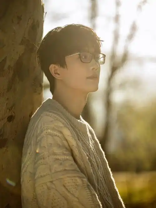 vae ,发出了许嵩近期的照片,不得不说,实在是太帅了,保存下来当作壁纸