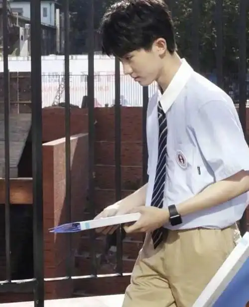 同学晒马嘉祺校服照,素颜状态比化妆精致,自带氛围感