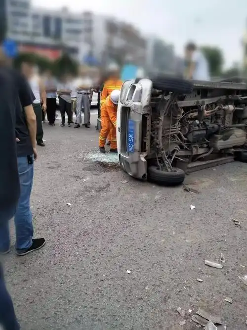 大转盘一面包车翻车!(附现场视频)