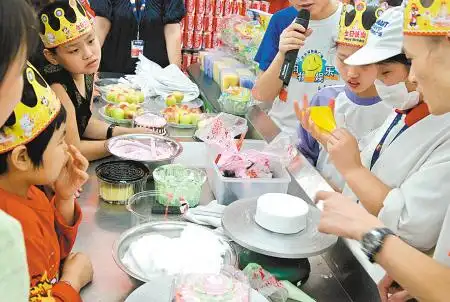 智障孩子学做蛋糕