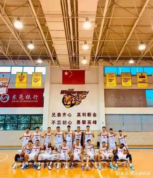 北京时间10月18日,新赛季在即,广东男篮在训练课间进行了新赛季全家福