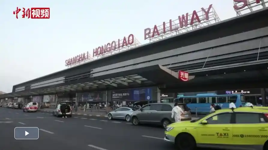 上海战疫实拍虹桥火车站高校常态化返乡送站班车助大学生有序离沪