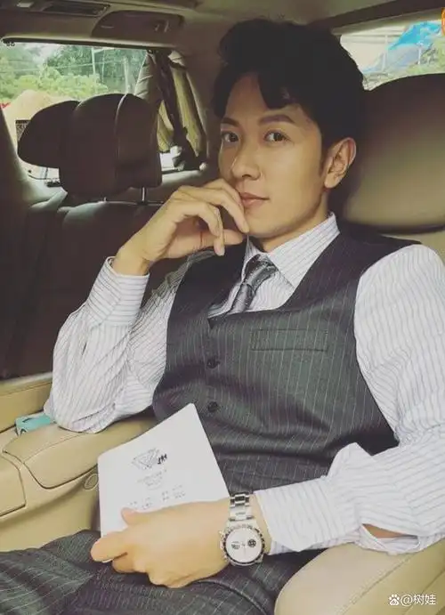 现年38岁的香港先生高钧贤在2020年公开表示已经签约了邵氏,并且与tvb