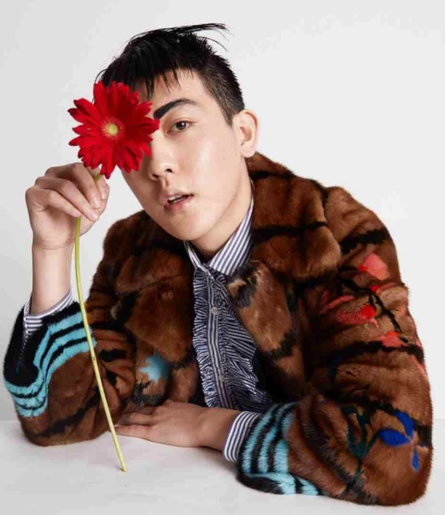 姜思达红毯造型穿裙子梳着啾啾头扮哪吒你能接受男生穿裙子吗