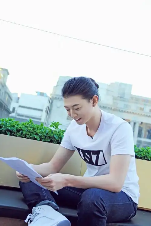 p>霍尊,1990年9月18日出生于上海,中国内地男歌手,音乐人,毕业于 a