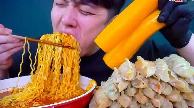 韩国吃播大胃王:吃5包火鸡面 50个水饺,吃的满嘴流油,太馋人了