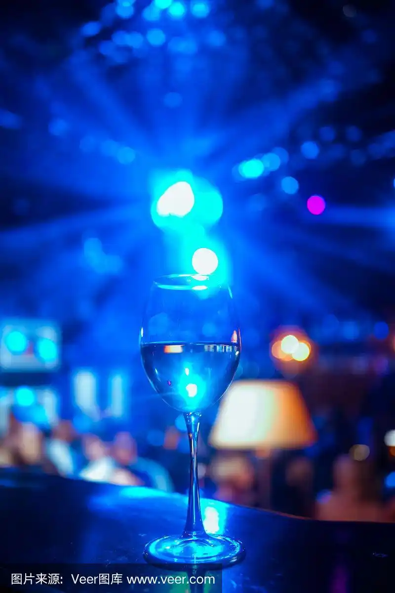 夜店聚会桌上的空酒杯.