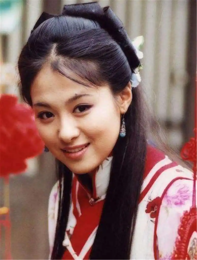 43岁沈傲君:曾凭一颗痣走红,与聂远长跑十年,却转身嫁乾隆后代