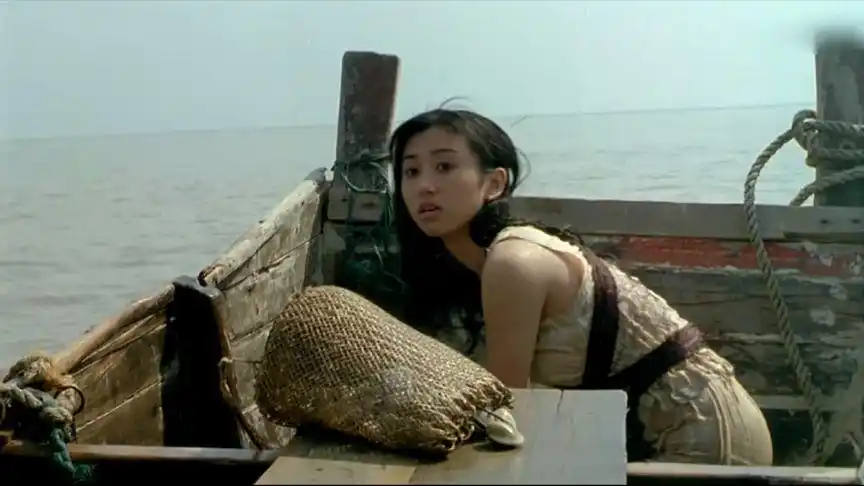 绝境逢生:船上爬上来两个人,莲妹子大吼一声,黑人直接掉海里!