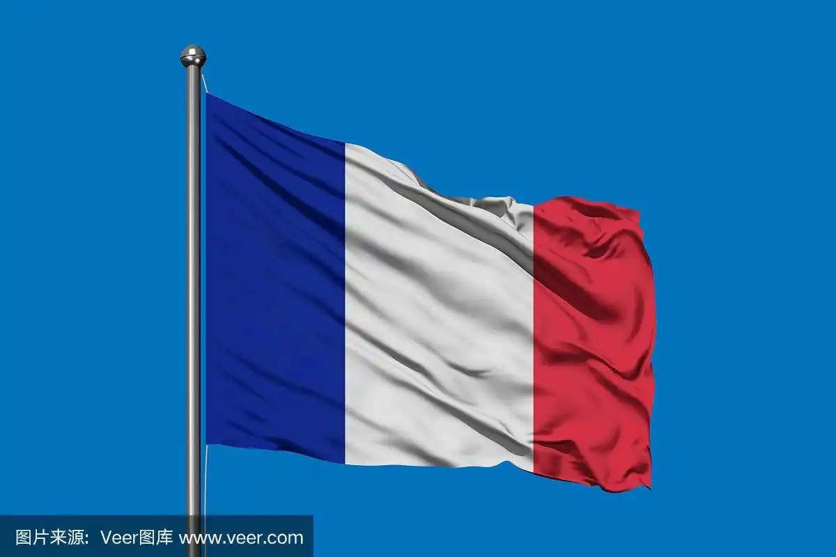 在深蓝色的天空中飘扬的法国国旗.法国国旗.