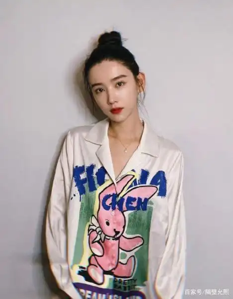 《司藤》沈银灯现实形象,叠穿白衬衫配牛仔裤,扎起马尾好清纯