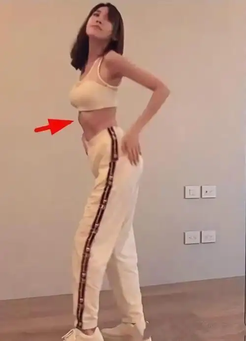 35岁林志颖老婆在家健身仅穿胸衣出镜瘦到严重的肋骨外翻