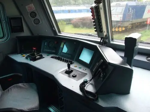 但是——看这张驾驶室的照片,显示它依然没有方向盘.