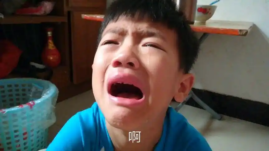农村小孩哭着闹着要求妈妈陪他玩,没有玩伴的童年确实很孤单