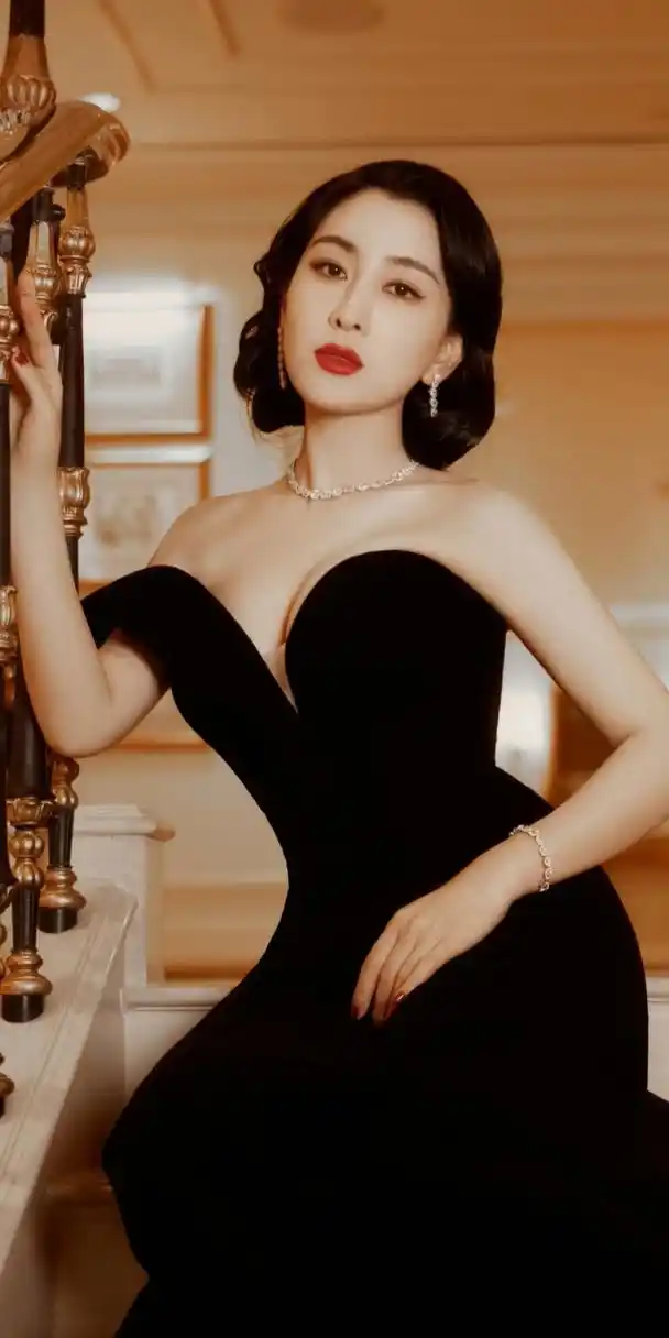 马苏# 一袭抹胸黑色长裙,烈焰红唇,优雅明艳,香艳肌肤,大气迷人