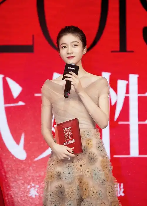 张雪迎花朵裙出席盛典 获年度时代女性大奖