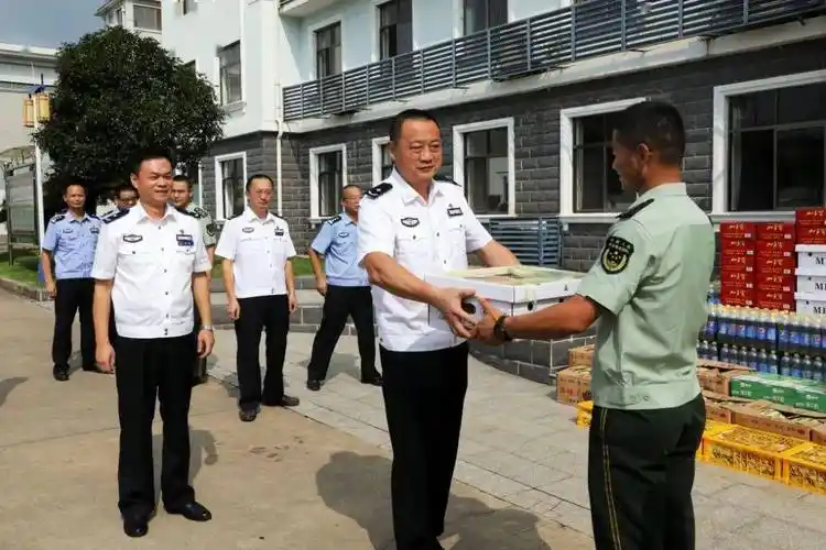 慰问 座谈,赣州监狱这样喜迎八一建军节