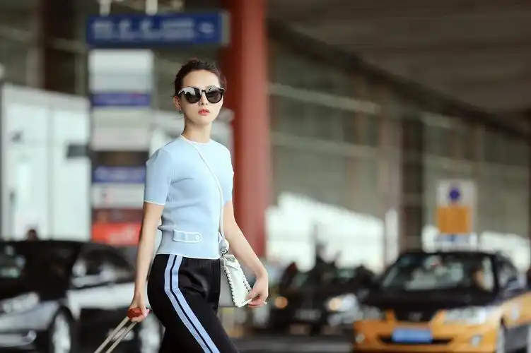 王靖云机场休闲写真曝光 阳光时尚尽显青春活力
