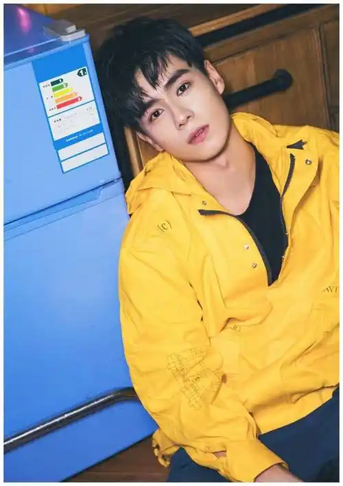 胡一天kk战队最酷队长白绿色毛衣稳重干净少年感十足的穿搭