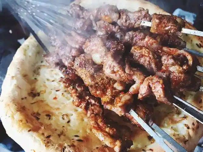 新疆人认为,好的烤肉,只需要一撮盐就足以激发羊肉本身的风味,最多再