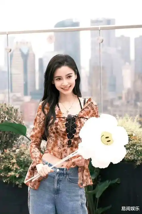 baby这身"虚拟衣服"太魔性了,满满的科技感_杨颖_时尚_蝴蝶