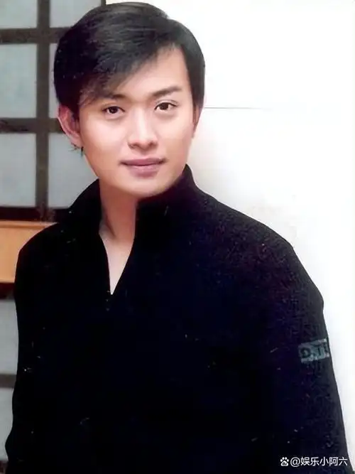 黄海冰身高超过一米八,但只有160斤的体重,匀称的身材深受许多女孩的