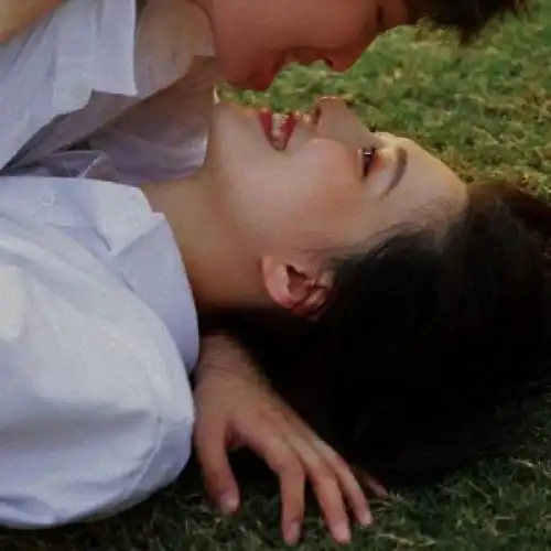 一句爱你远远不够幸福拥抱在一起的情侣头像一对