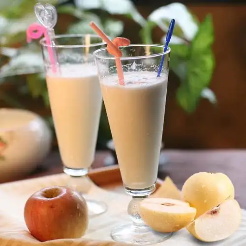 p>苹果雪梨汁,是一道家常饮品,制作原料主要有苹果,雪梨,蜂蜜. /p>