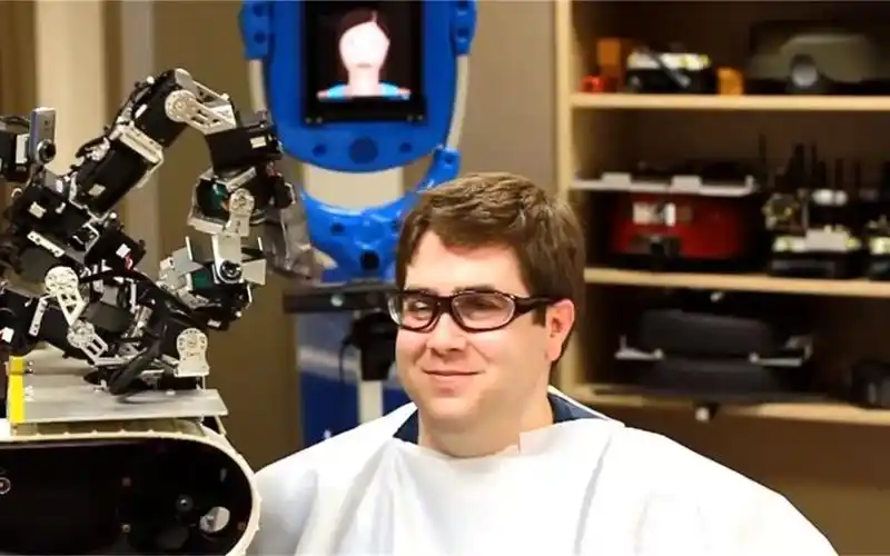 美国发明剪发机器人,据说能替代发型师,结果剪出的发型亮了