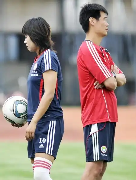 图文中国女足备战热身赛韩端与李霄鹏