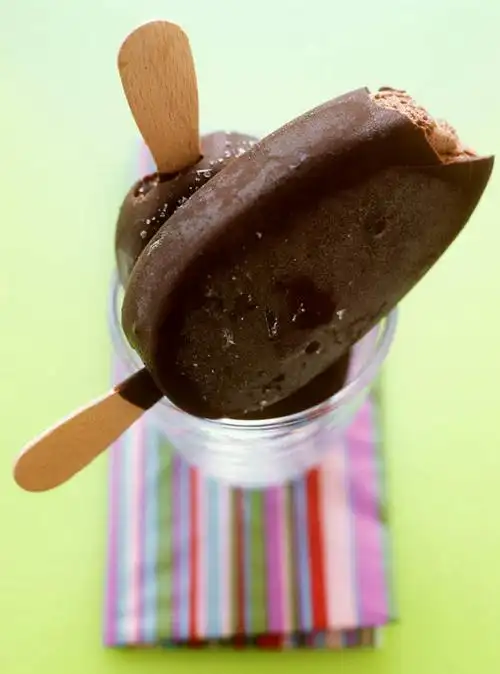 无人,竖图,俯视,彩色,室内,特写,白天,桌面,桌子,杯子,两根,阴影,光线