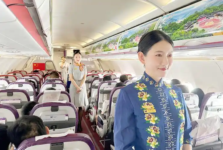 制服秀聚集了西部航空成立17年以来,紧跟时代变化更迭的3套空乘制服.