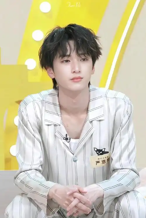 真的好大的反差  乖儿子变身老公神@时代少年团-严浩翔  #严浩翔后背