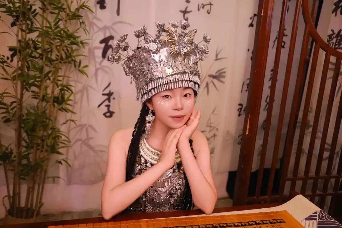 摄影说我不适合簪花,"苗族姑娘"更适合我,我觉得我确实做不了那娇俏