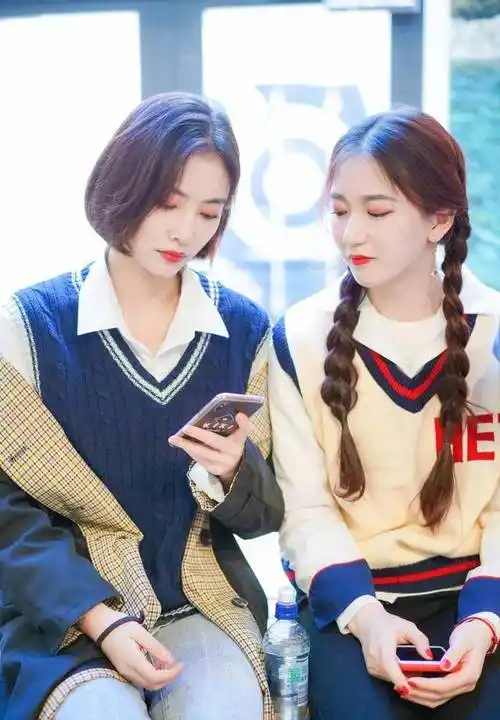 许佳琪吴哲晗发糖,两个漂亮妹妹同框的画面好甜_舞台_cp_表情