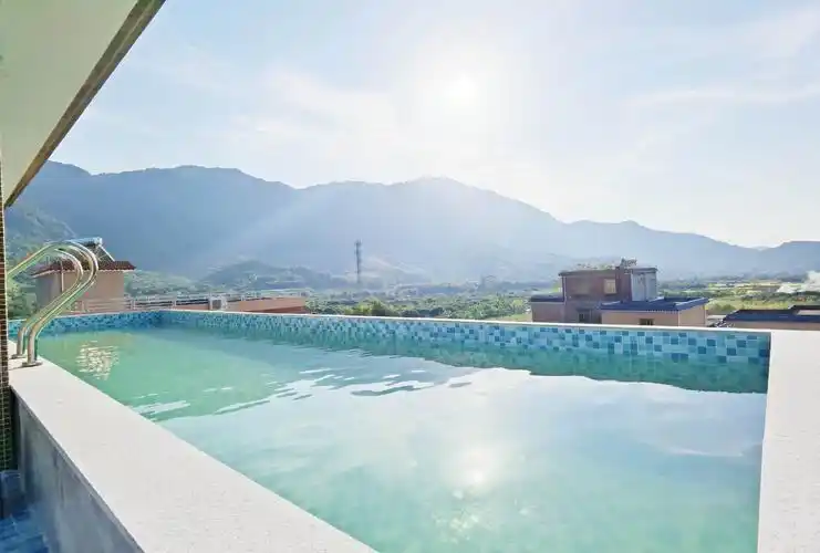 乡村民宿15房23床超大户型.无边泳池