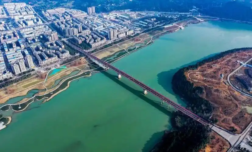 " 仪陇县交通运输局副局长严毅介绍,嘉陵江一桥改造维修工程于2020年9