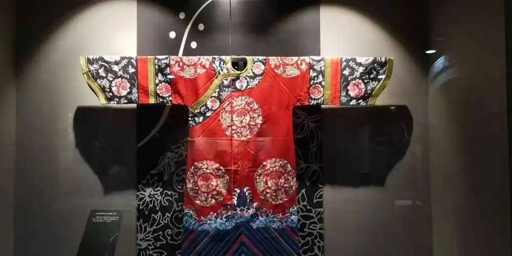 中国古代劳动人民发明并大规模生产丝绸制品,更开启了世界历史上第一