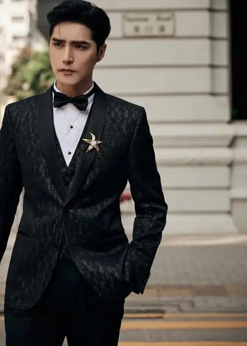 阿云嘎同电影《海的尽头是草原》剧组亮相第41届香港金像奖红毯