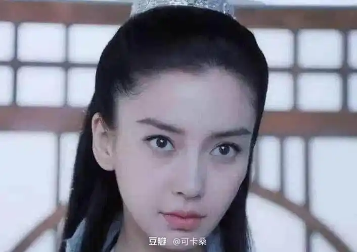 眼睛太大 而且黑眼珠小到没有合适美瞳 真的好苦恼 大概如图