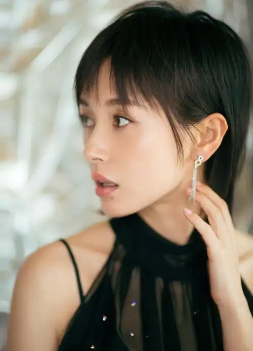 王子文曳地黑裙小露香肩 唱《姐妹》捐车队热心助慈善