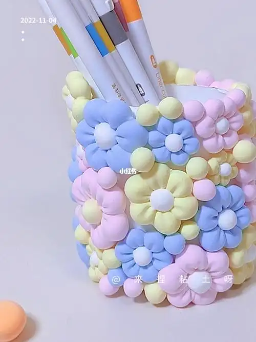 粘土教程简单又好看的粘土花花笔筒
