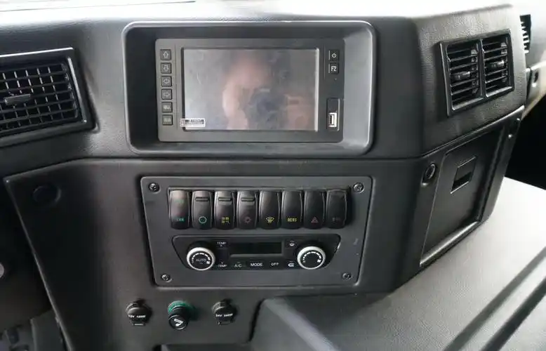 我人民解放军最强油电混动猛士装甲突击车