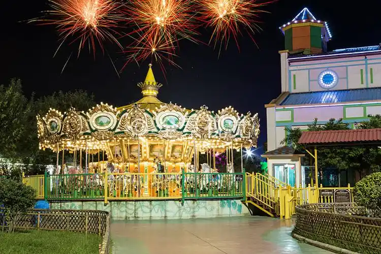 游乐场里的旋转木马_高清图片_全景视觉