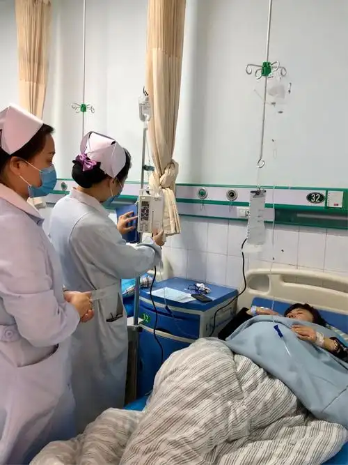 30,病房床旁交接班,一位胰腺炎的女患者在泵生长抑素.