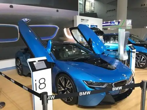 宝马bmwi8蓝色外观给人满满诱惑力